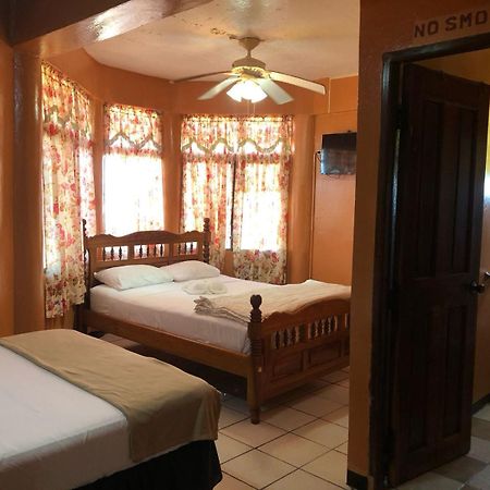 Chaleanor Hotel Dangriga Esterno foto