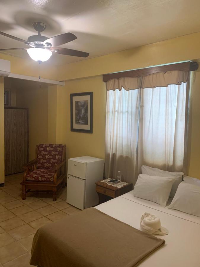 Chaleanor Hotel Dangriga Esterno foto