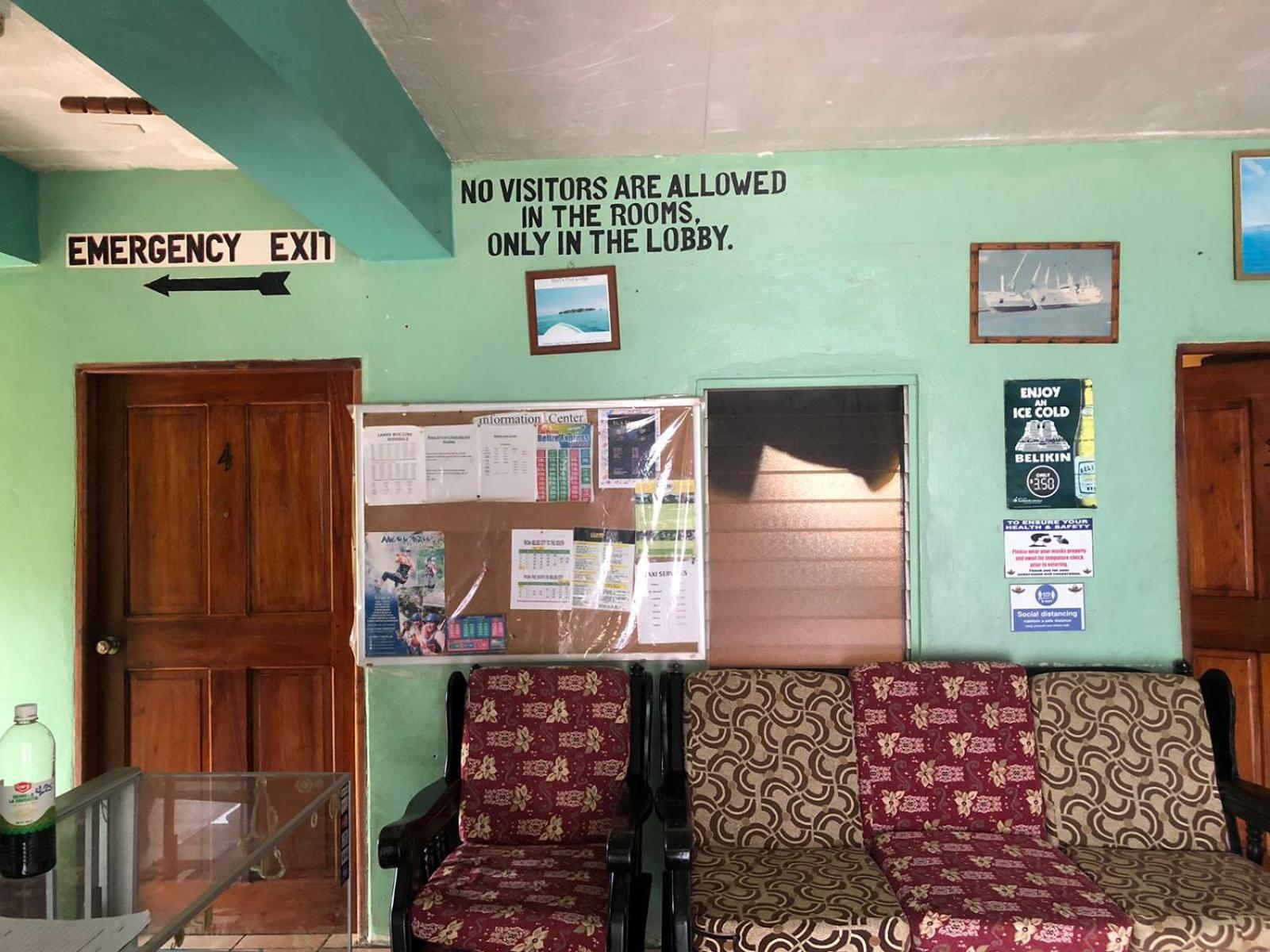 Chaleanor Hotel Dangriga Esterno foto