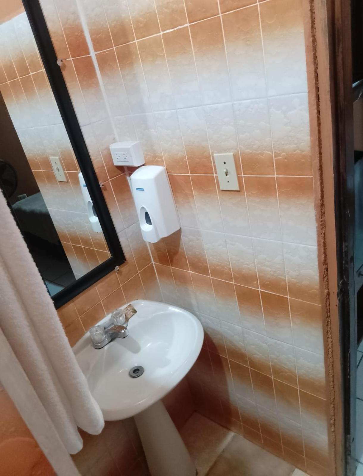 Chaleanor Hotel Dangriga Esterno foto