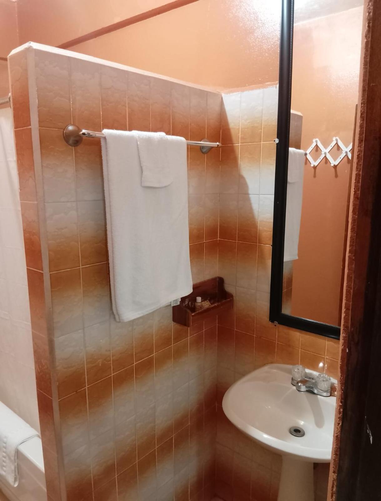 Chaleanor Hotel Dangriga Esterno foto