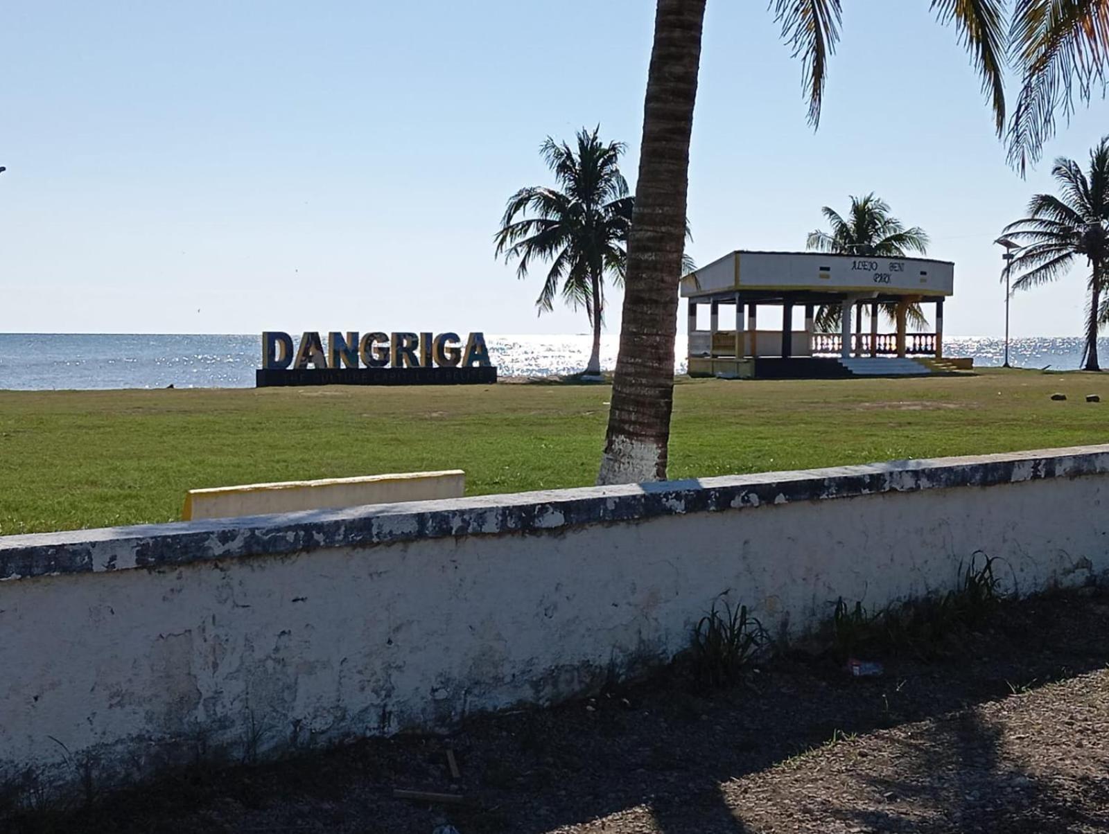 Chaleanor Hotel Dangriga Esterno foto