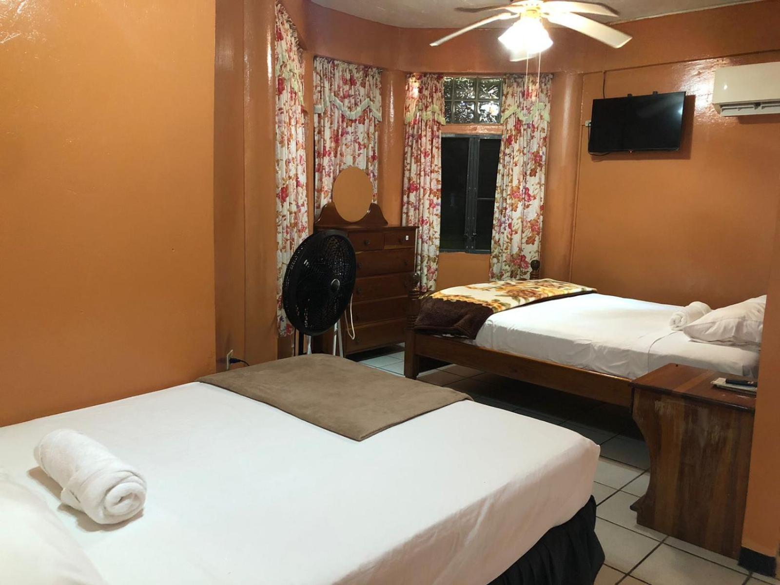 Chaleanor Hotel Dangriga Esterno foto