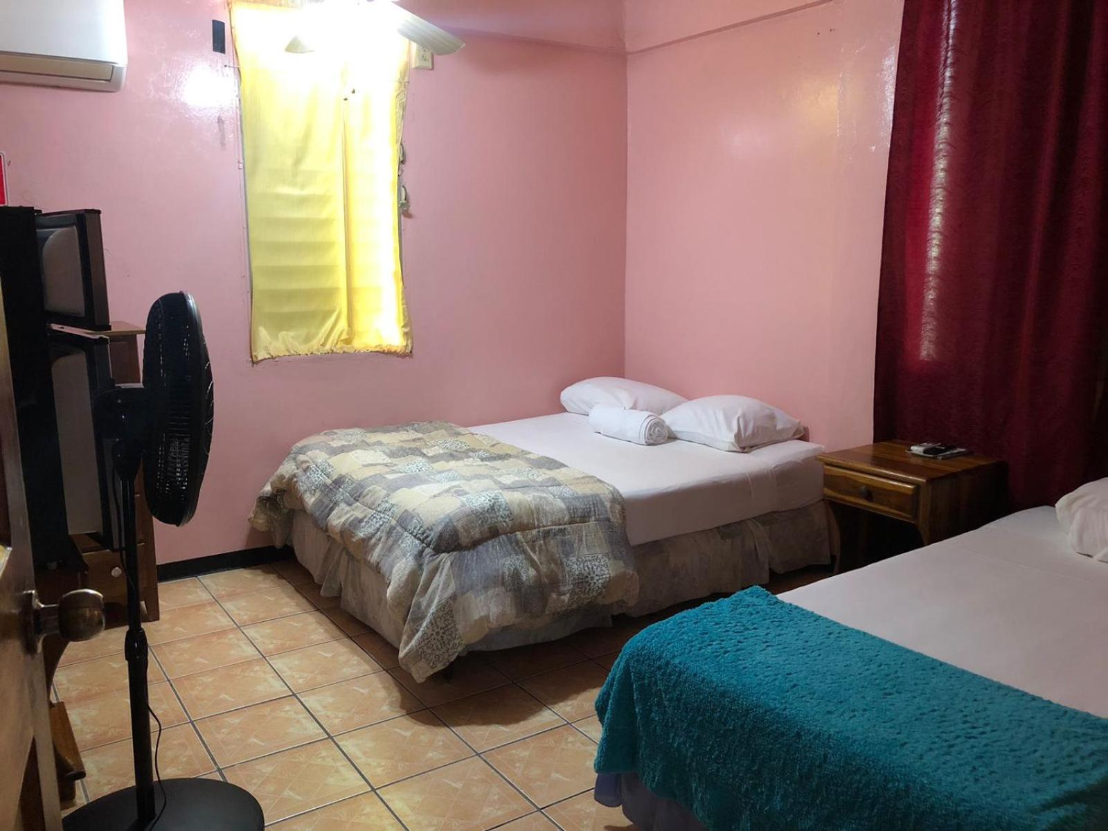 Chaleanor Hotel Dangriga Esterno foto