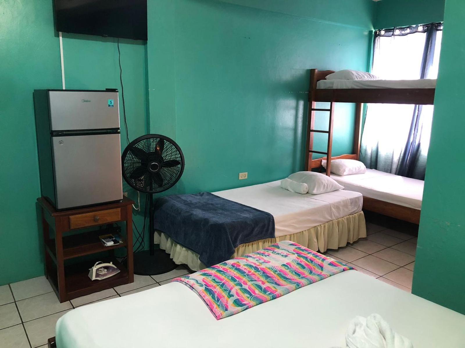 Chaleanor Hotel Dangriga Esterno foto
