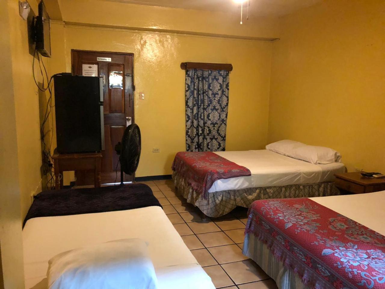 Chaleanor Hotel Dangriga Esterno foto