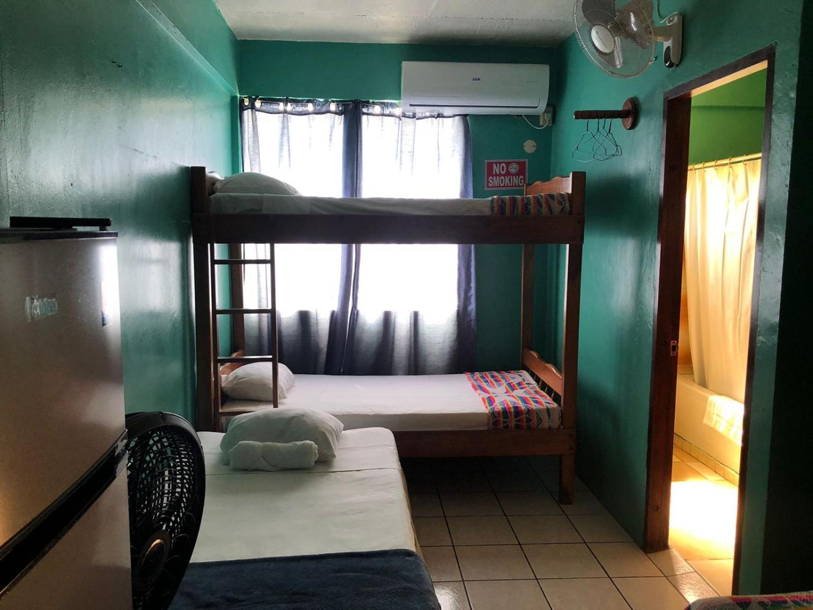 Chaleanor Hotel Dangriga Esterno foto