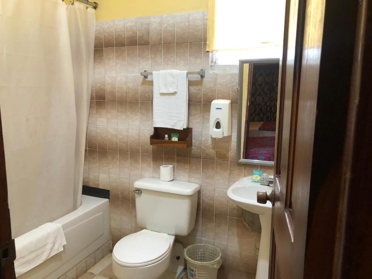 Chaleanor Hotel Dangriga Esterno foto