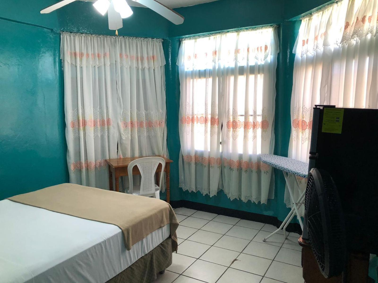 Chaleanor Hotel Dangriga Esterno foto