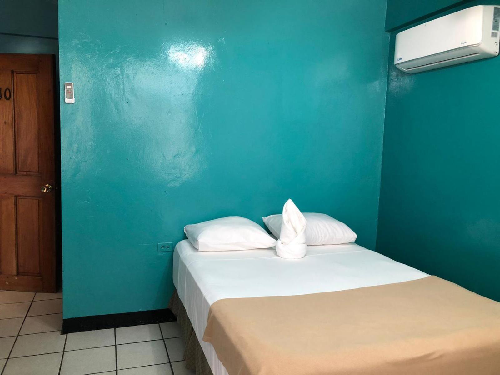 Chaleanor Hotel Dangriga Esterno foto