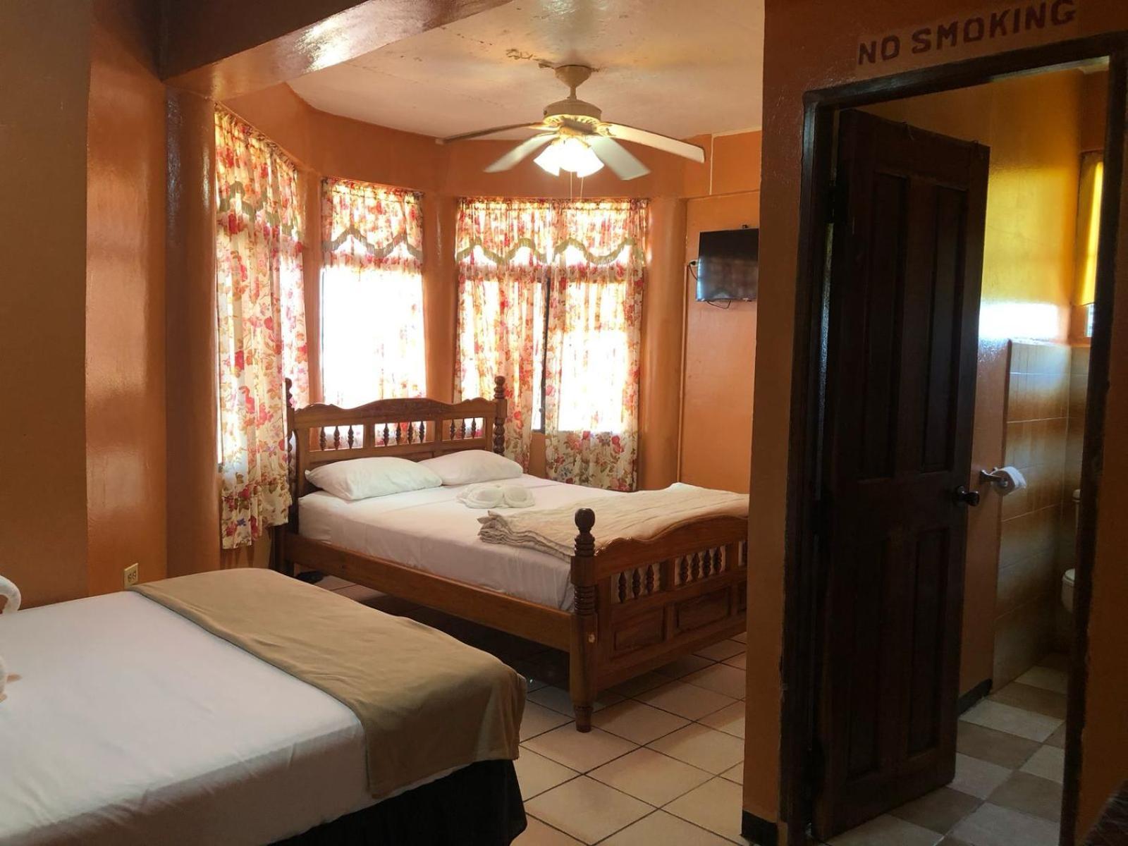 Chaleanor Hotel Dangriga Esterno foto
