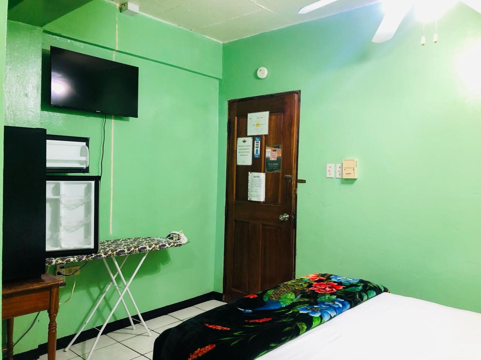 Chaleanor Hotel Dangriga Esterno foto