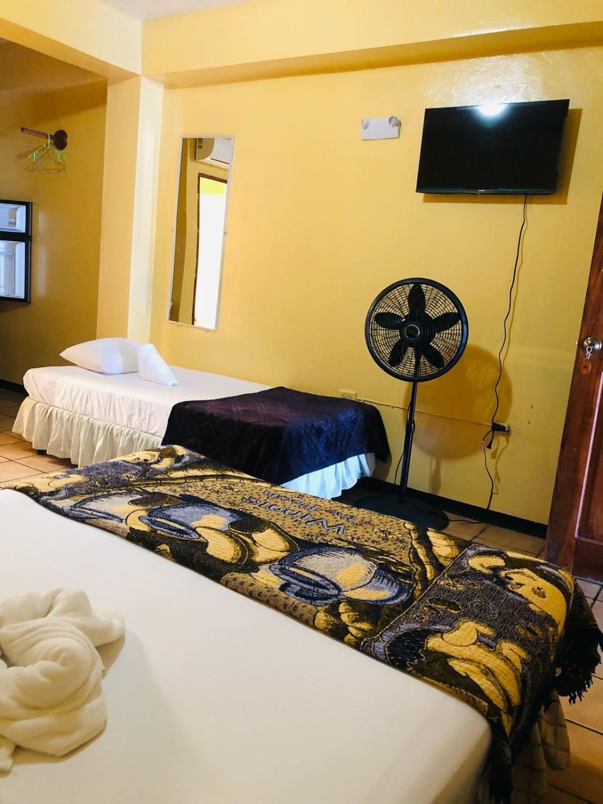 Chaleanor Hotel Dangriga Esterno foto
