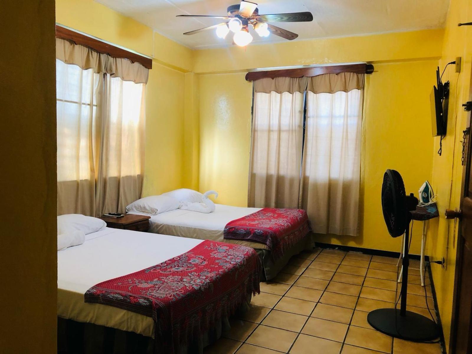 Chaleanor Hotel Dangriga Esterno foto