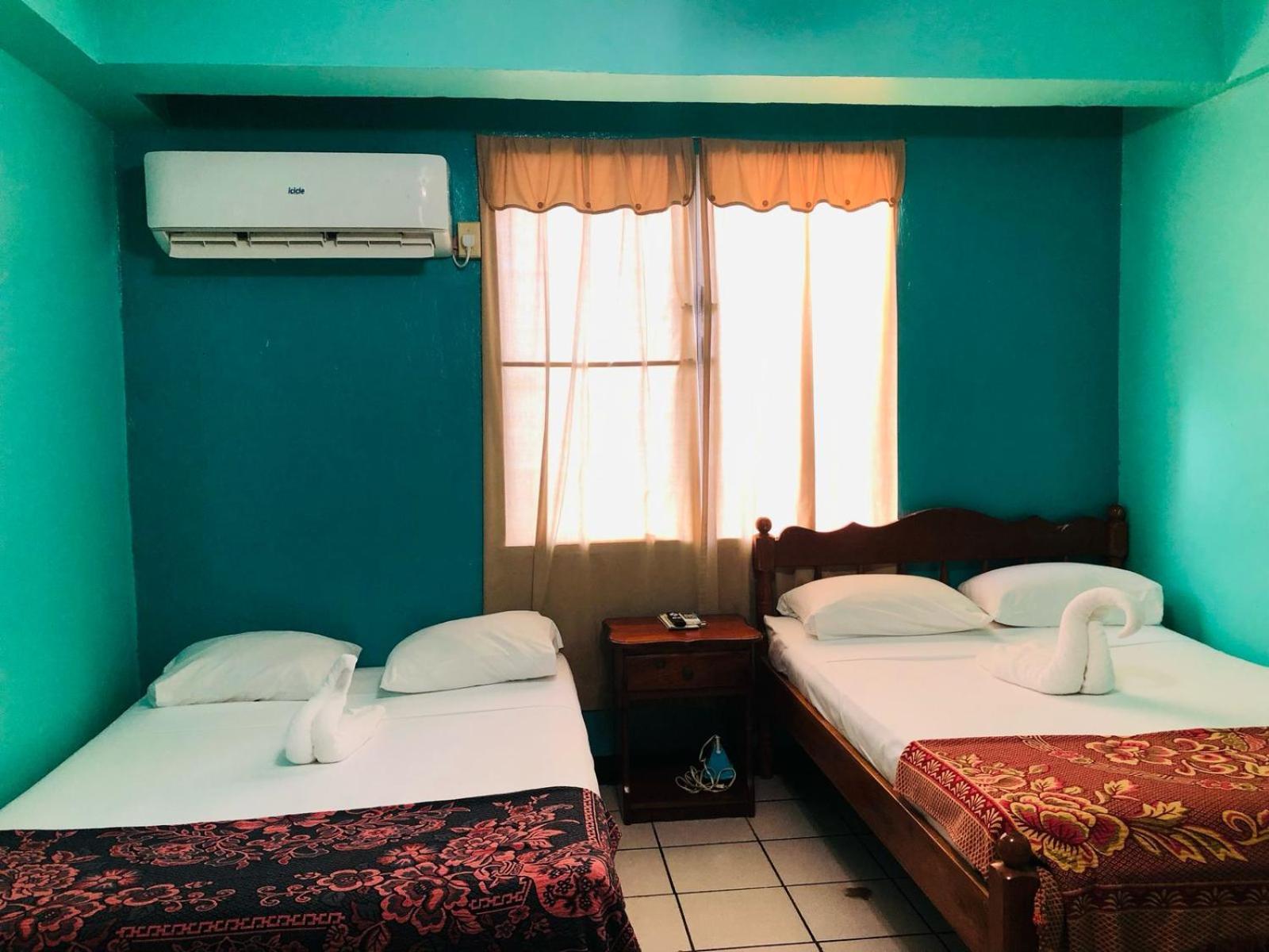Chaleanor Hotel Dangriga Esterno foto