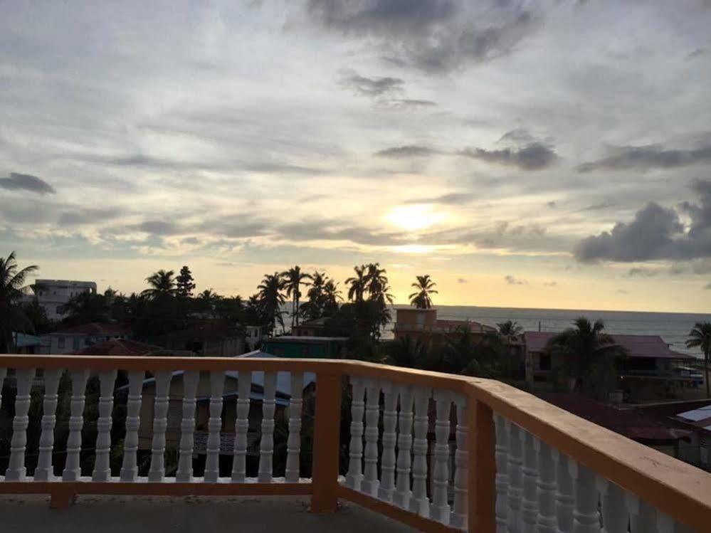 Chaleanor Hotel Dangriga Esterno foto